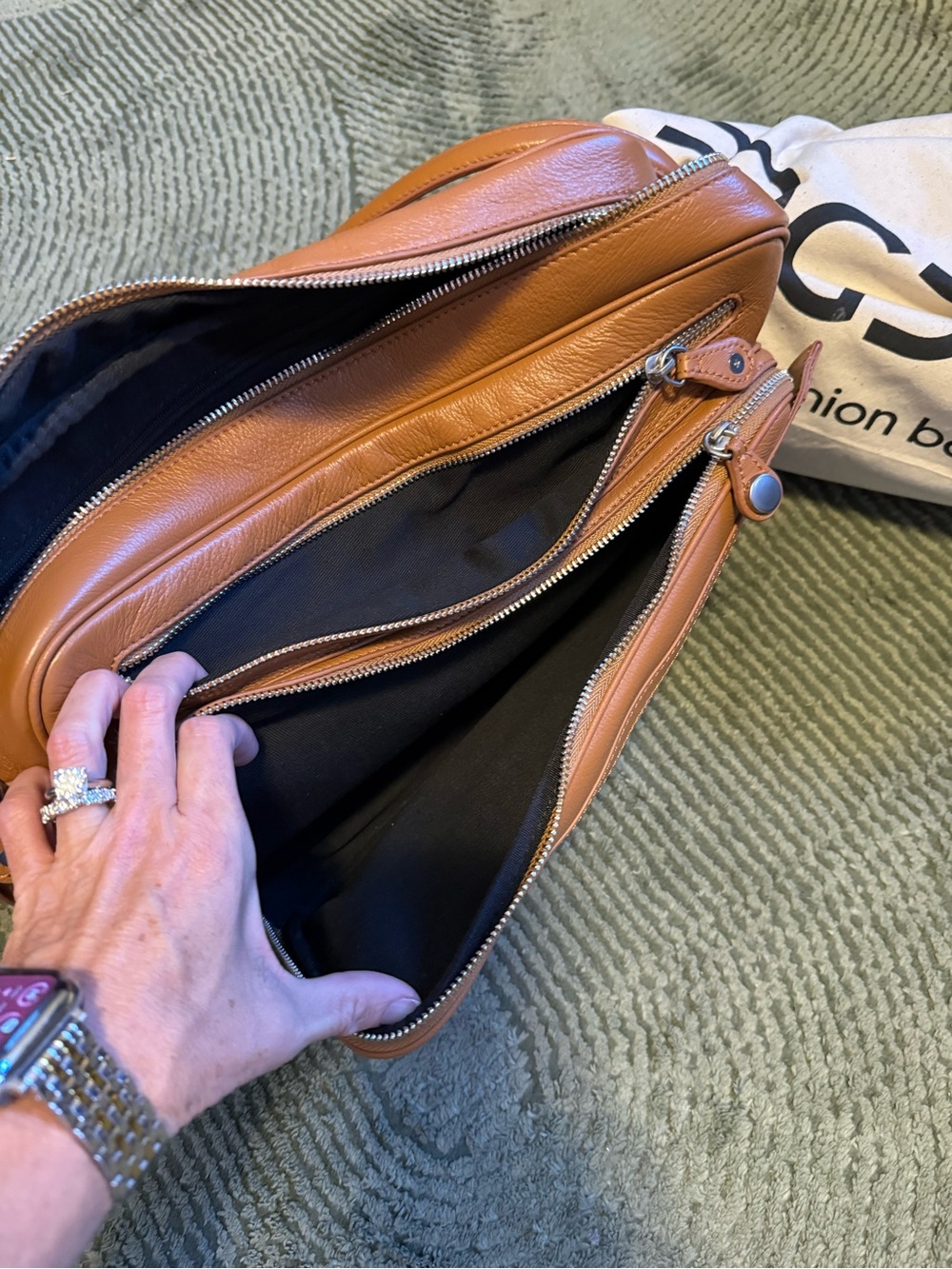 Sienna Classic Shoulder Bag - Picture 4 of 7